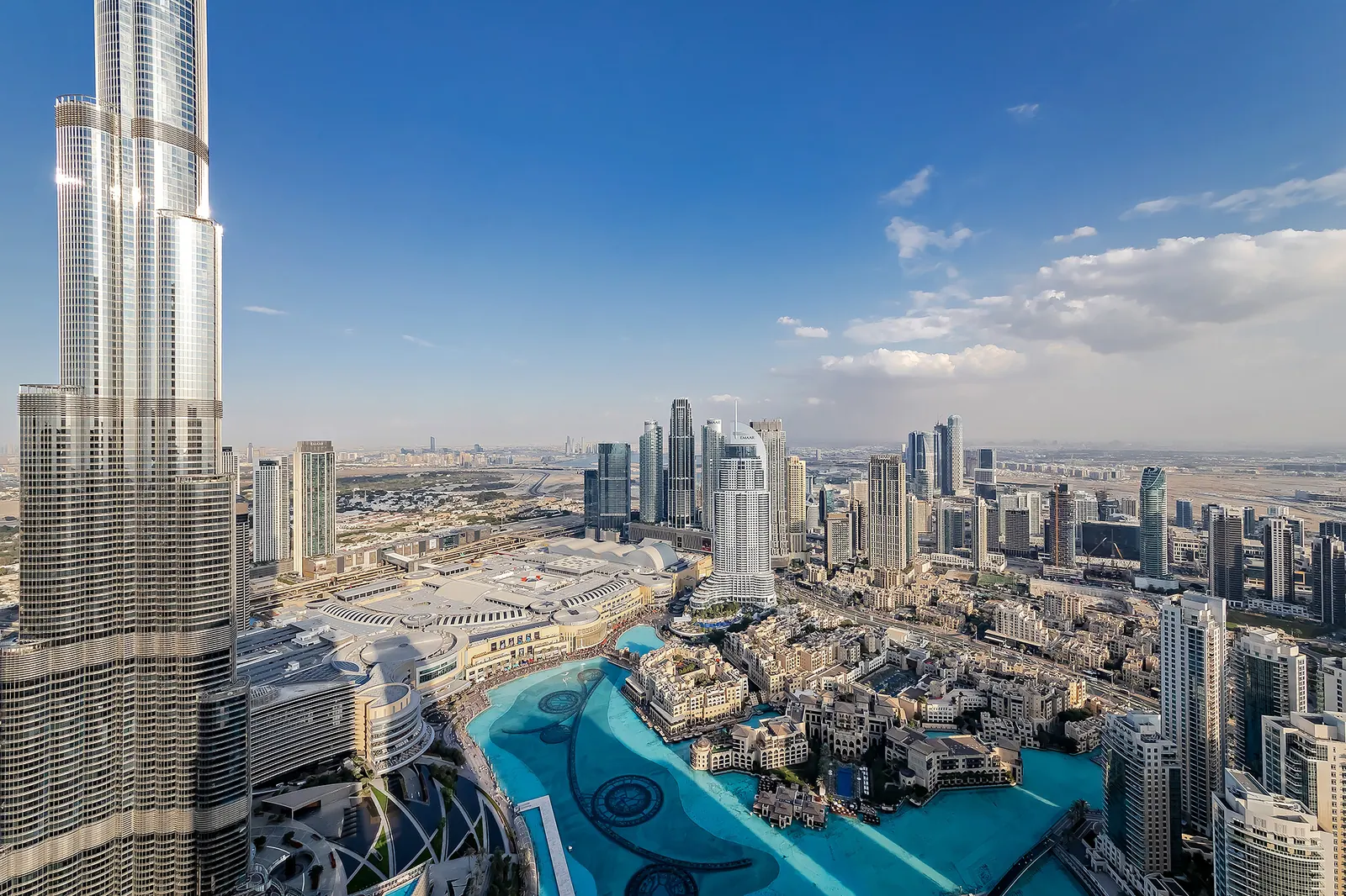 Вид на Burj Khalifa и Downtown Dubai с высокого этажа