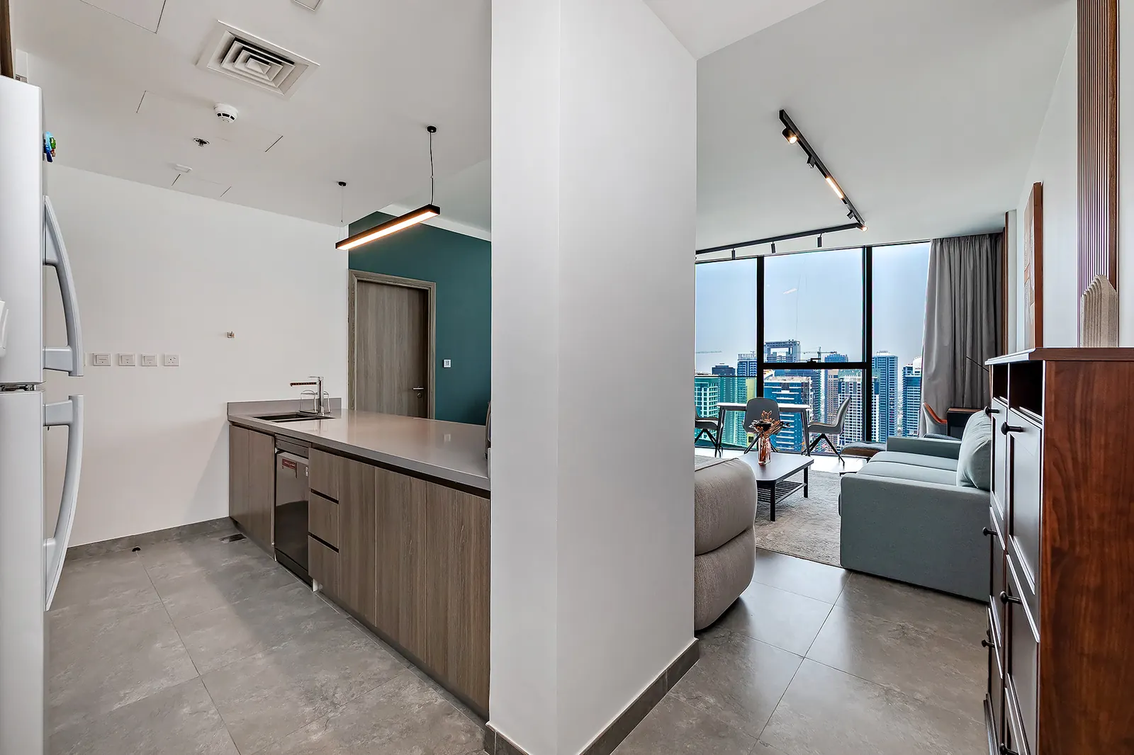 Гостиная квартиры Stellium с панорамным окном, Dubai Marina